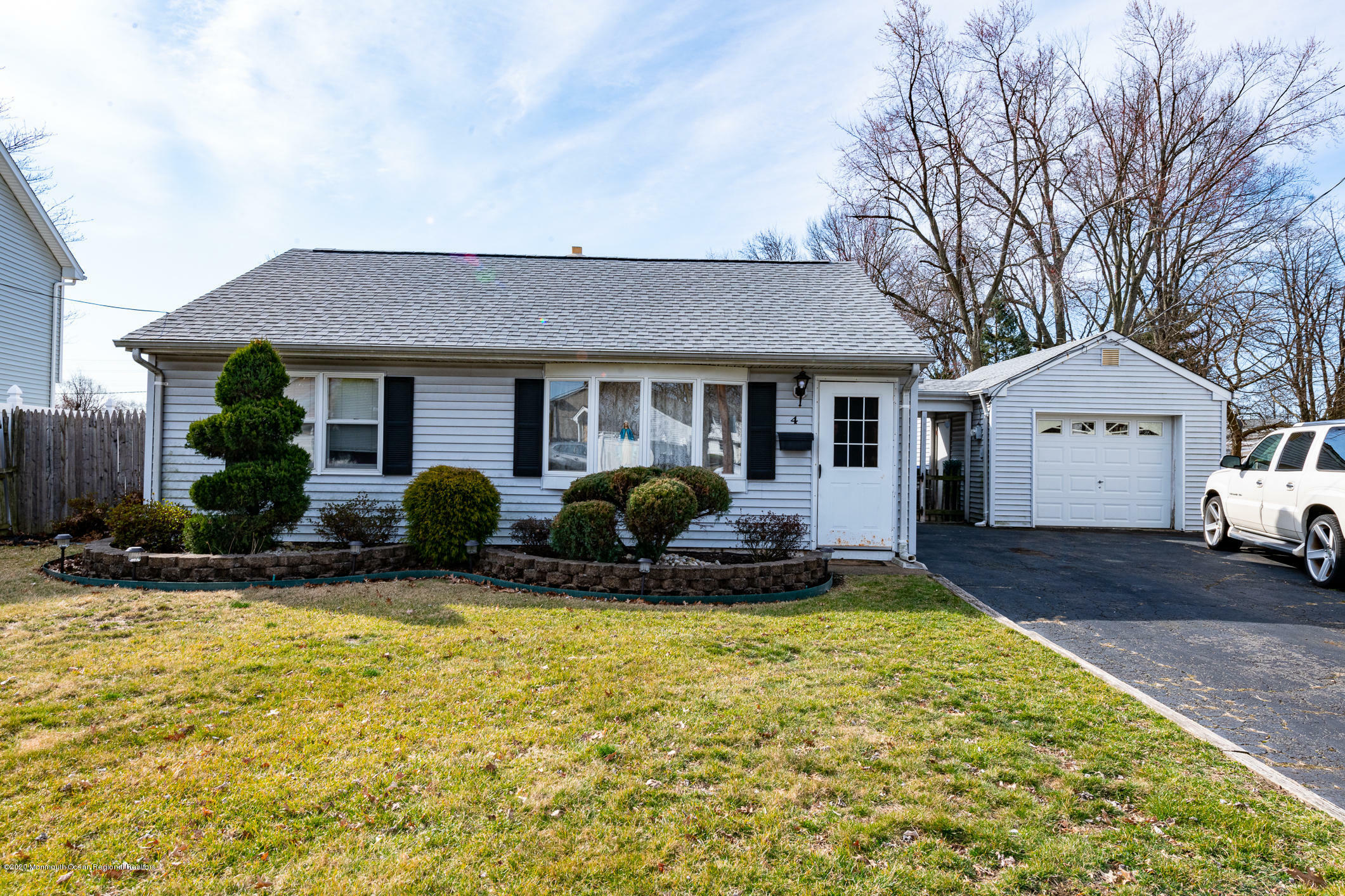 Property Photo:  4 Crescent Road  NJ 08817 