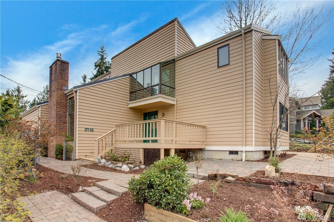 Property Photo:  3712 E Mercer Wy  WA 98040 