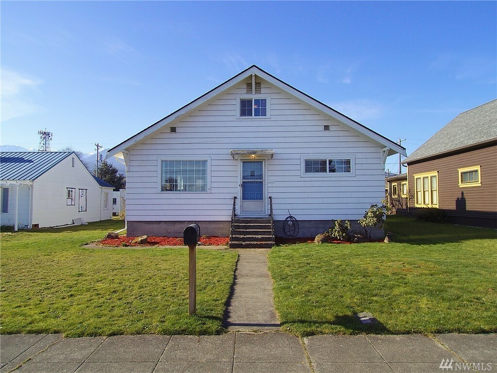 Property Photo:  128 W 3rd St  WA 98362 