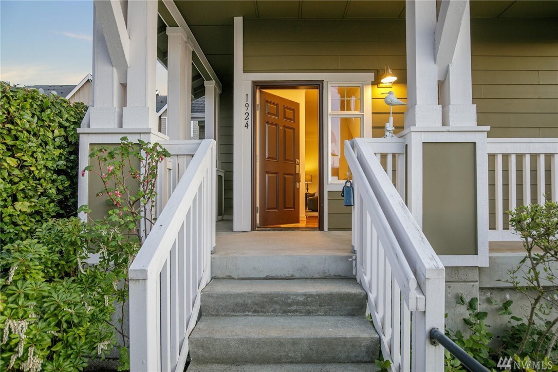 Property Photo:  1924  17th Avenue NE  WA 98029 