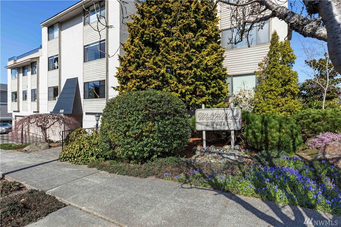 Property Photo:  325  Walnut 102  WA 98020 