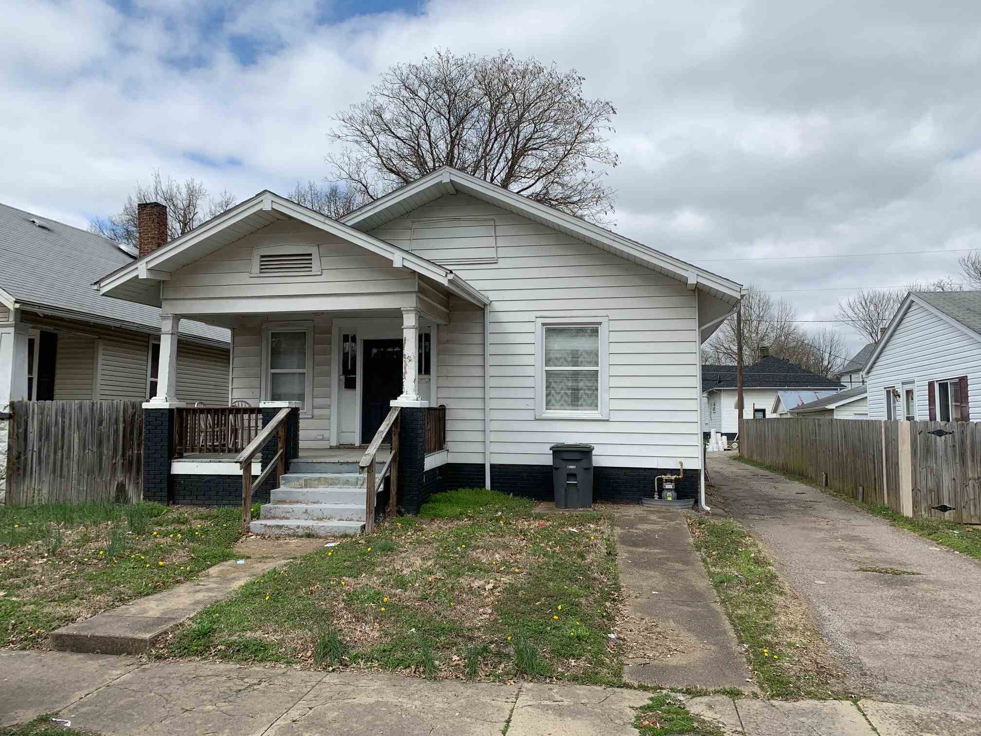 Property Photo:  1022 E Bellemeade Avenue  IN 47714-1806 