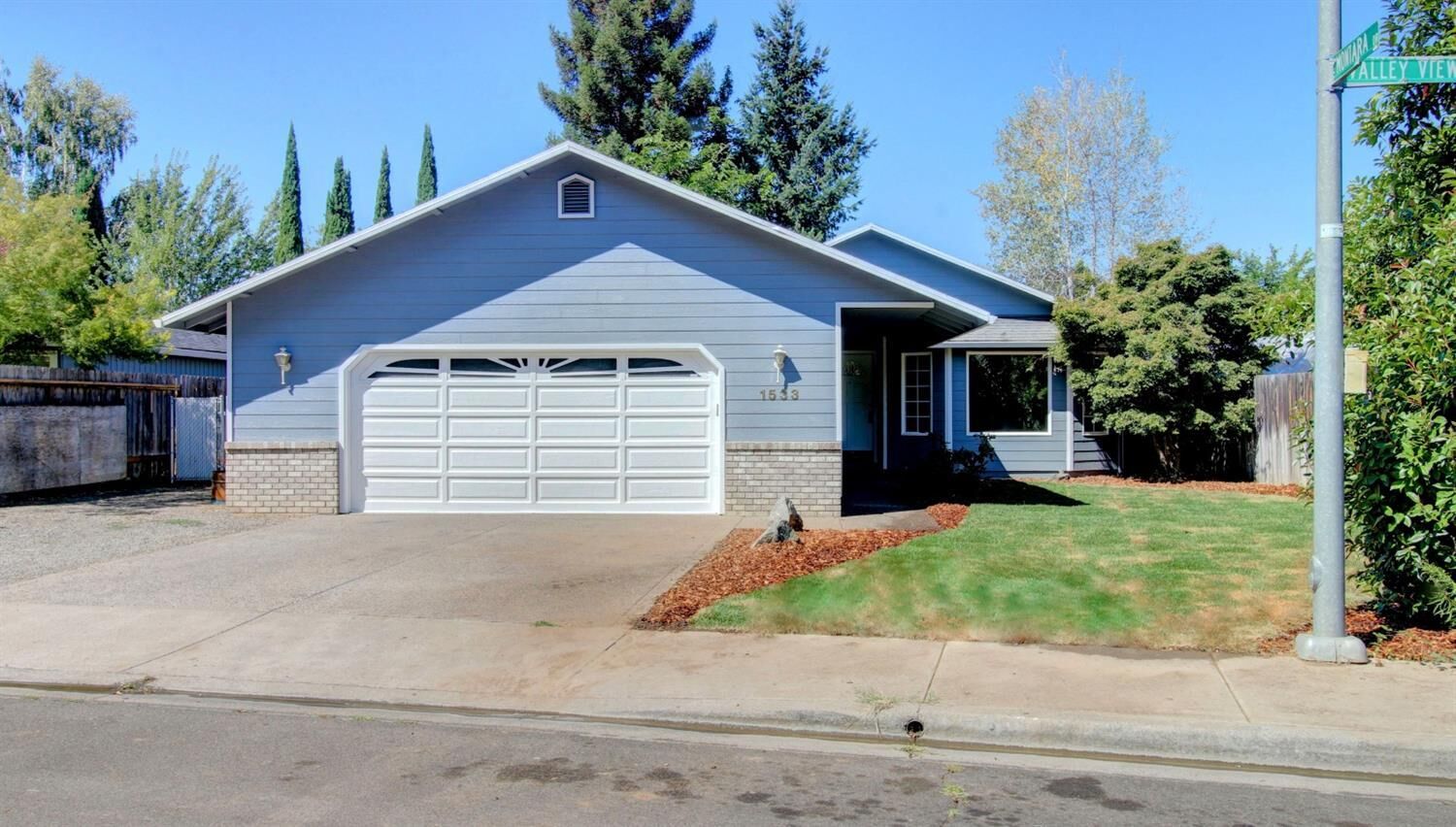 Property Photo:  1533 Valley View Drive  OR 97504 