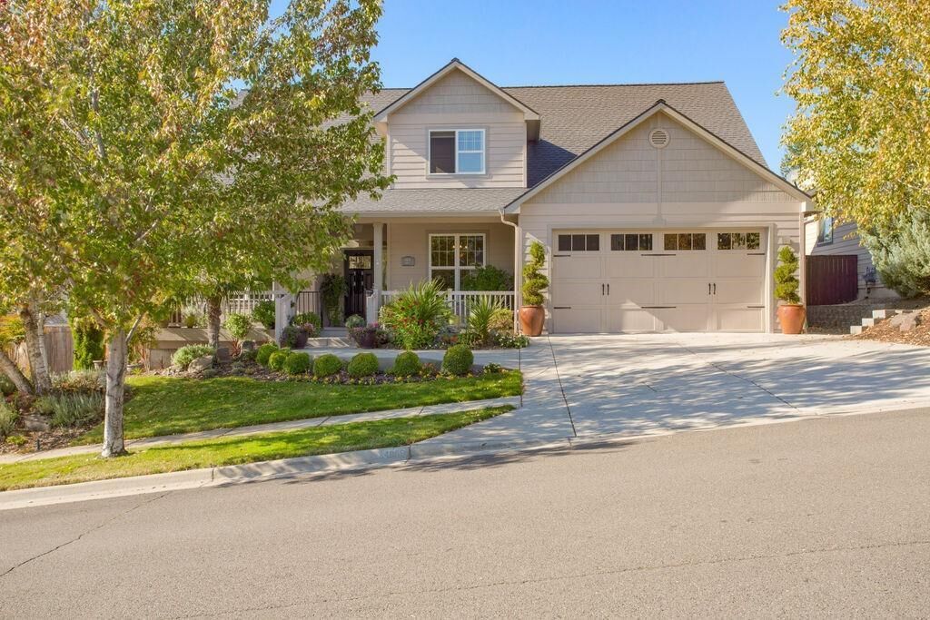 Property Photo: 4809 Bordeaux Avenue OR 97504