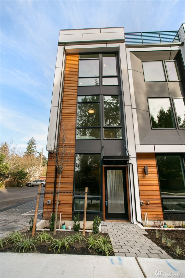 Property Photo: 8042 F 35th Avenue NE F WA 98115