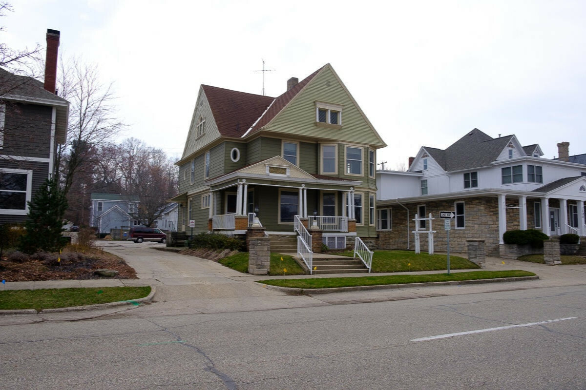 Property Photo:  220 Franklin Avenue  MI 49417 