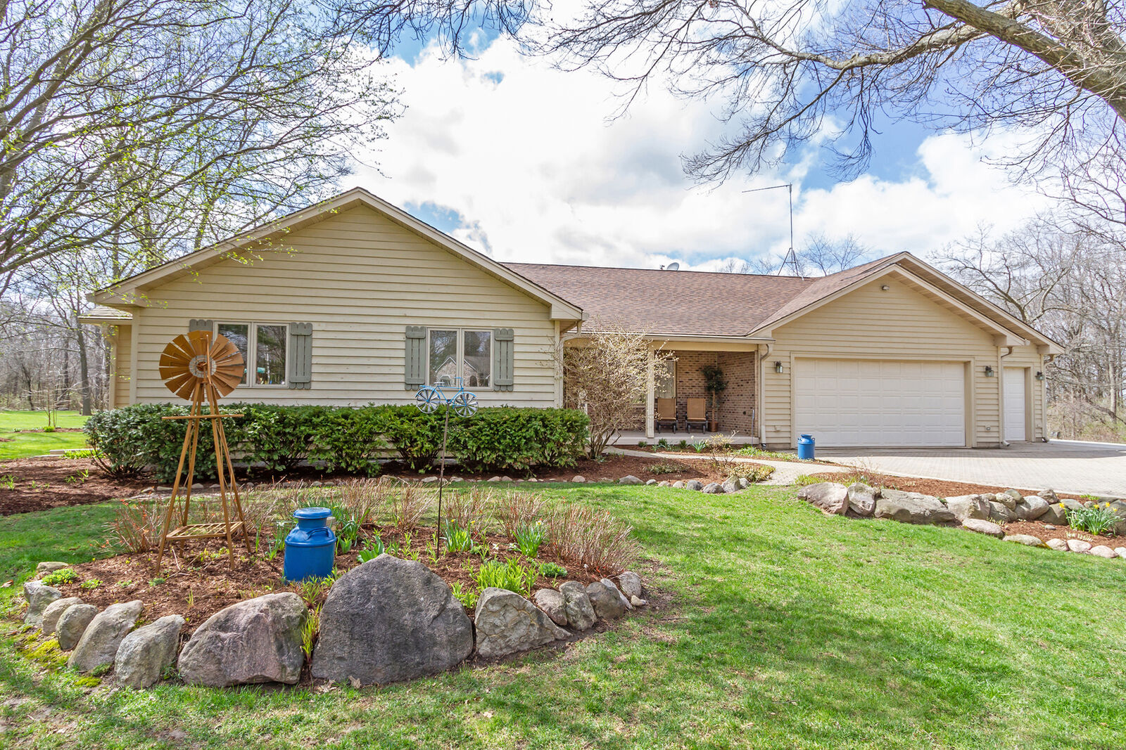 Property Photo: 2518 Constance Lane IL 60152
