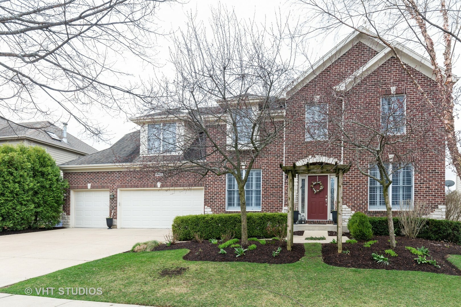 Property Photo: 609 Oak Lane IL 60177