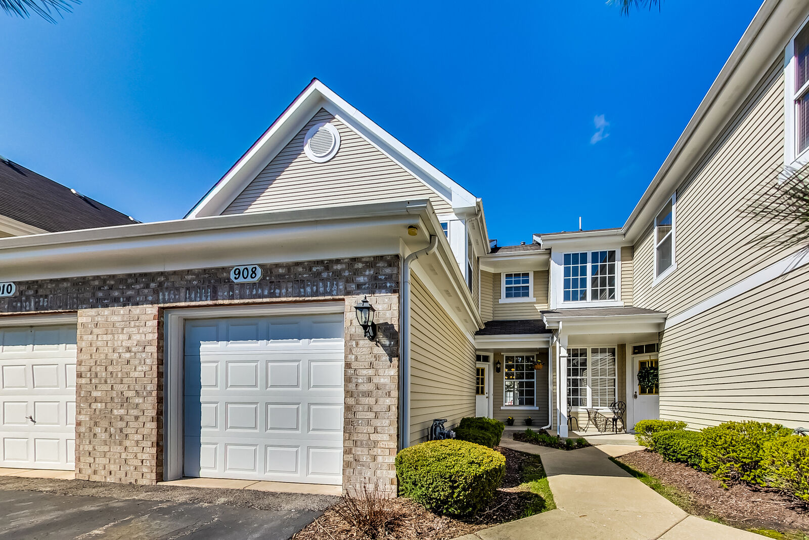 Property Photo:  908 Sheridan Circle  IL 60563 