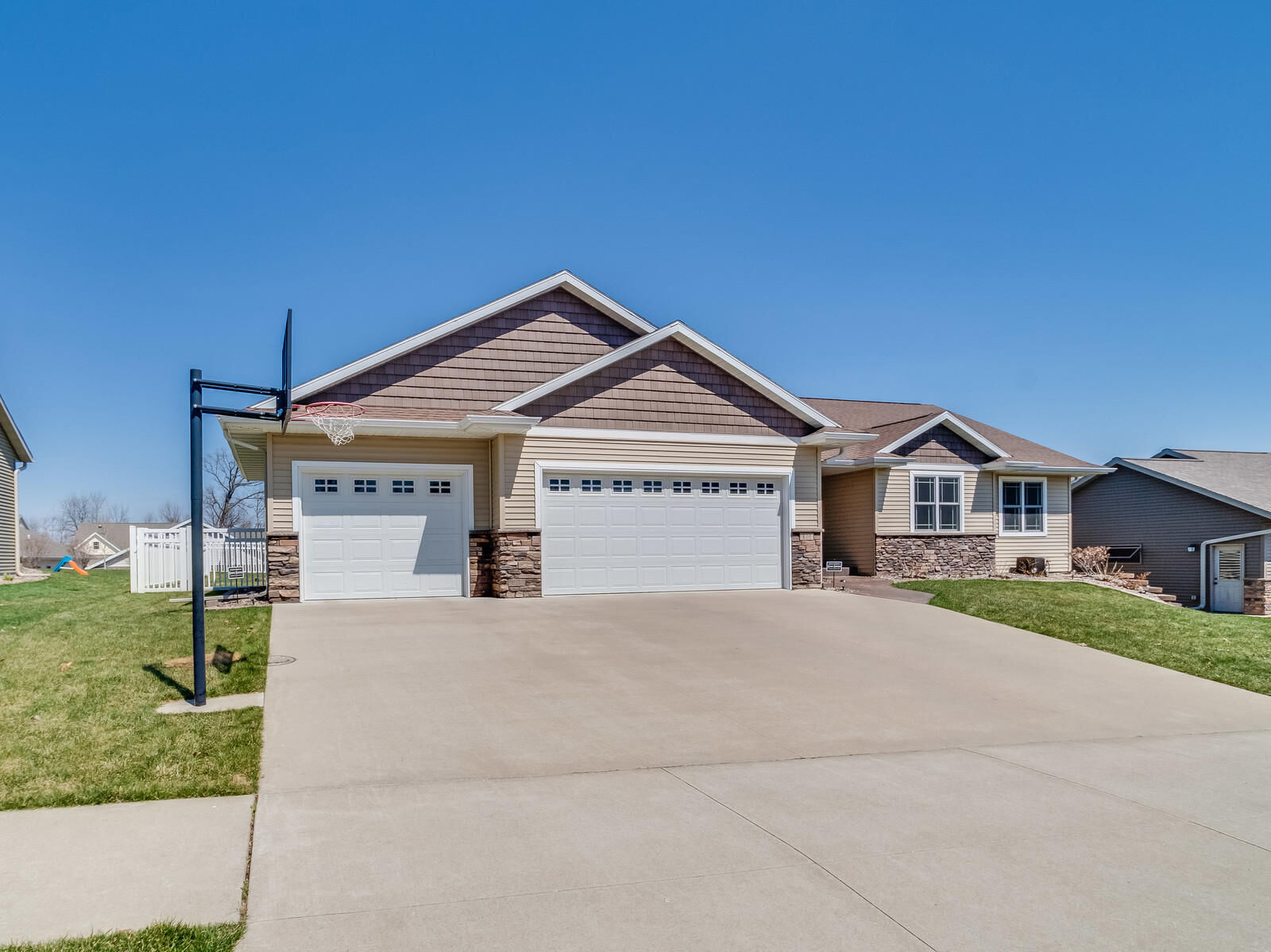 Property Photo:  801 Deerwood St  WI 54636 