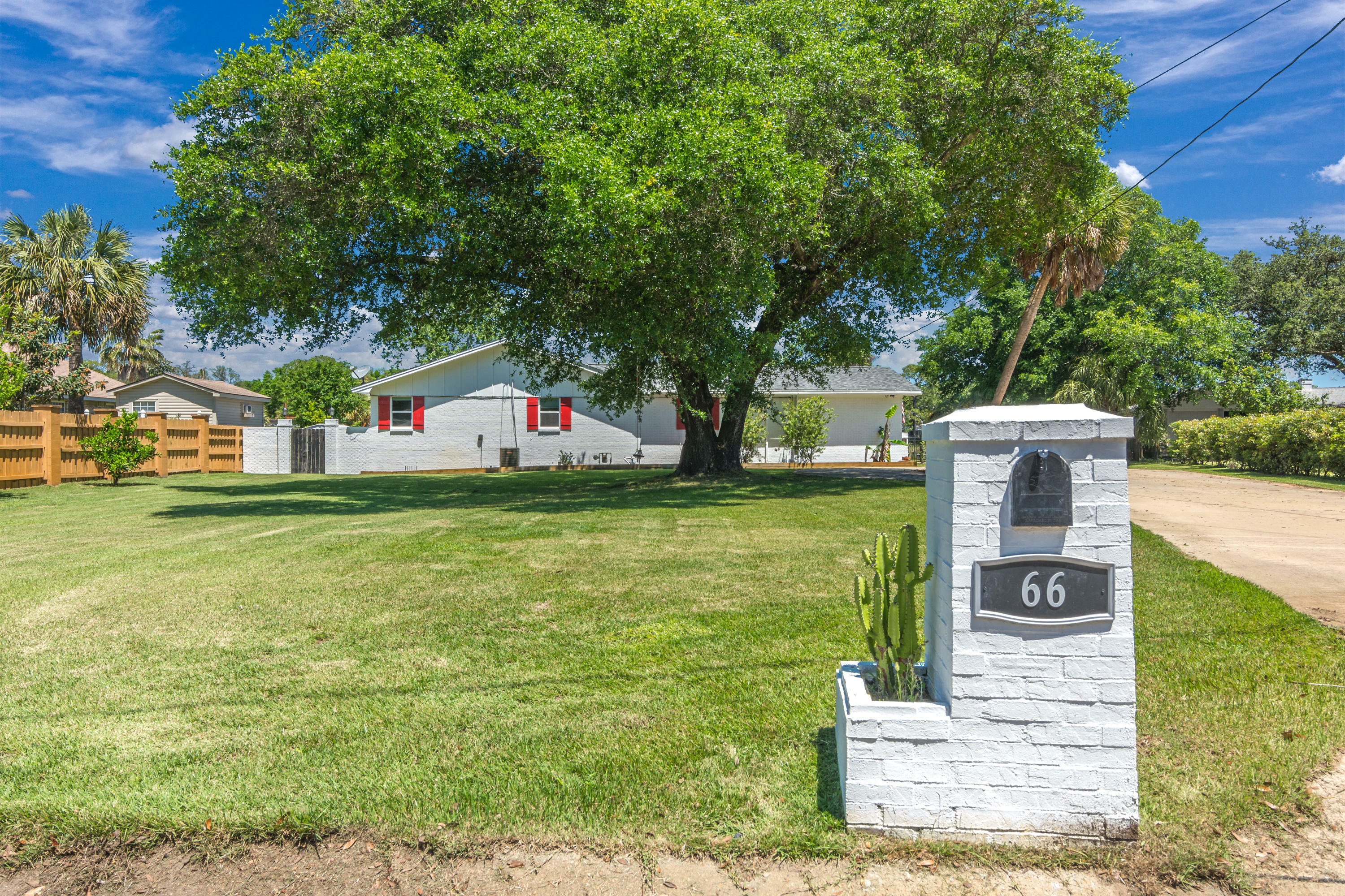 Property Photo: 66 NE Laurie Drive FL 32548