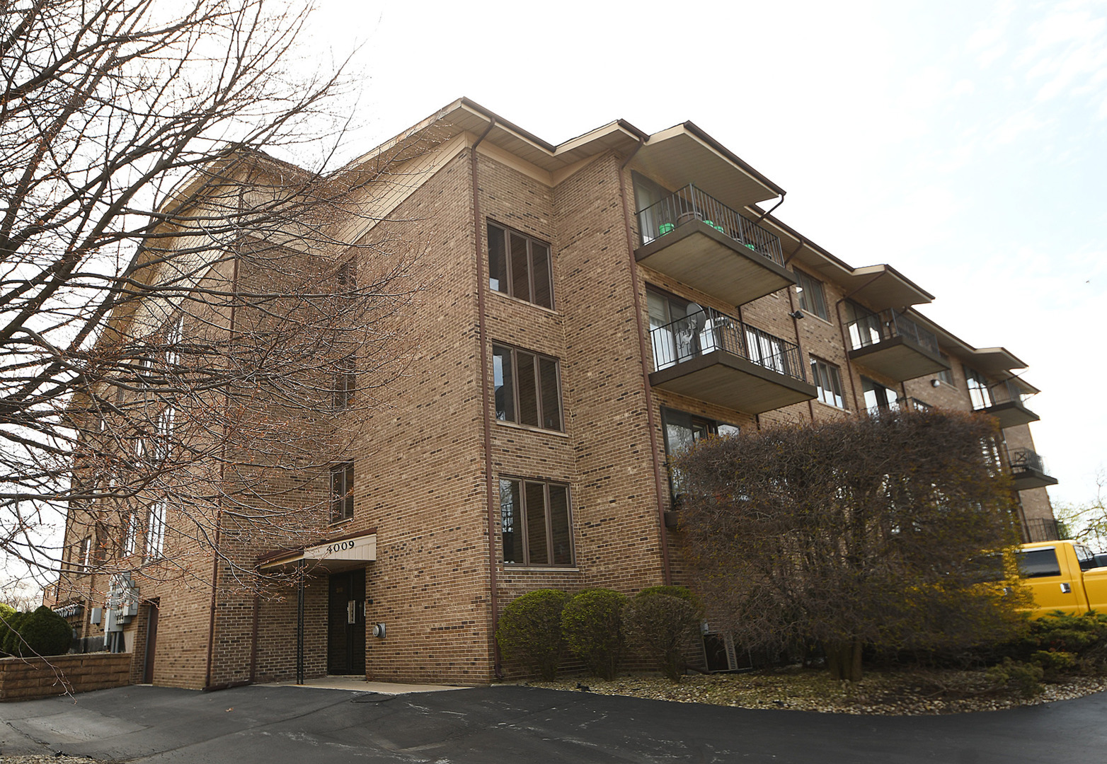 Property Photo: 4009 West 93rd Place 2G IL 60453