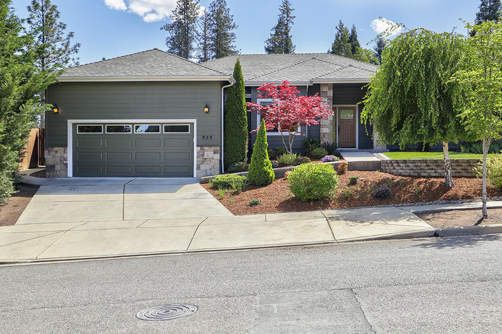Property Photo: 909 NW Bishop Street OR 97526