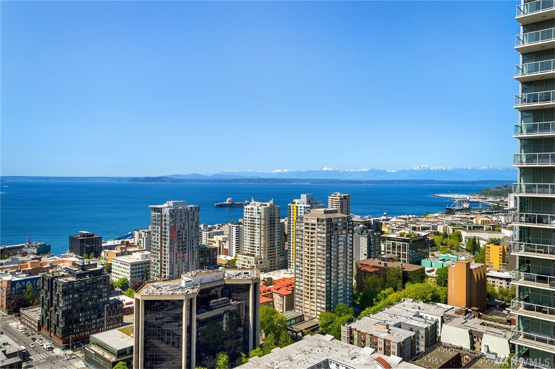Property Photo: 588 Bell Street 3307S WA 98121