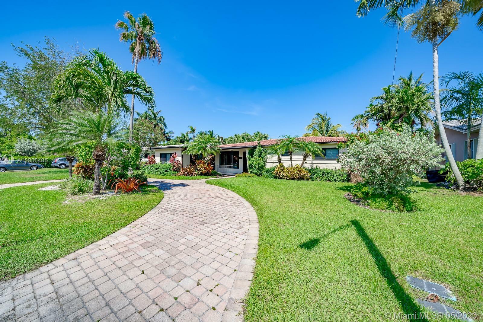 Property Photo:  923 S 13th Ave  FL 33019 