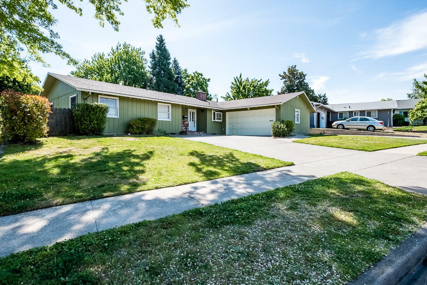Property Photo: 1460 Yucca Street OR 97504