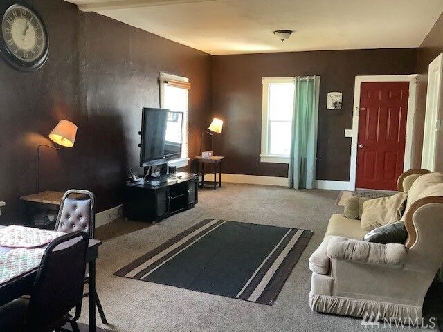 Property Photo:  827  Malaga Avenue  WA 98801 