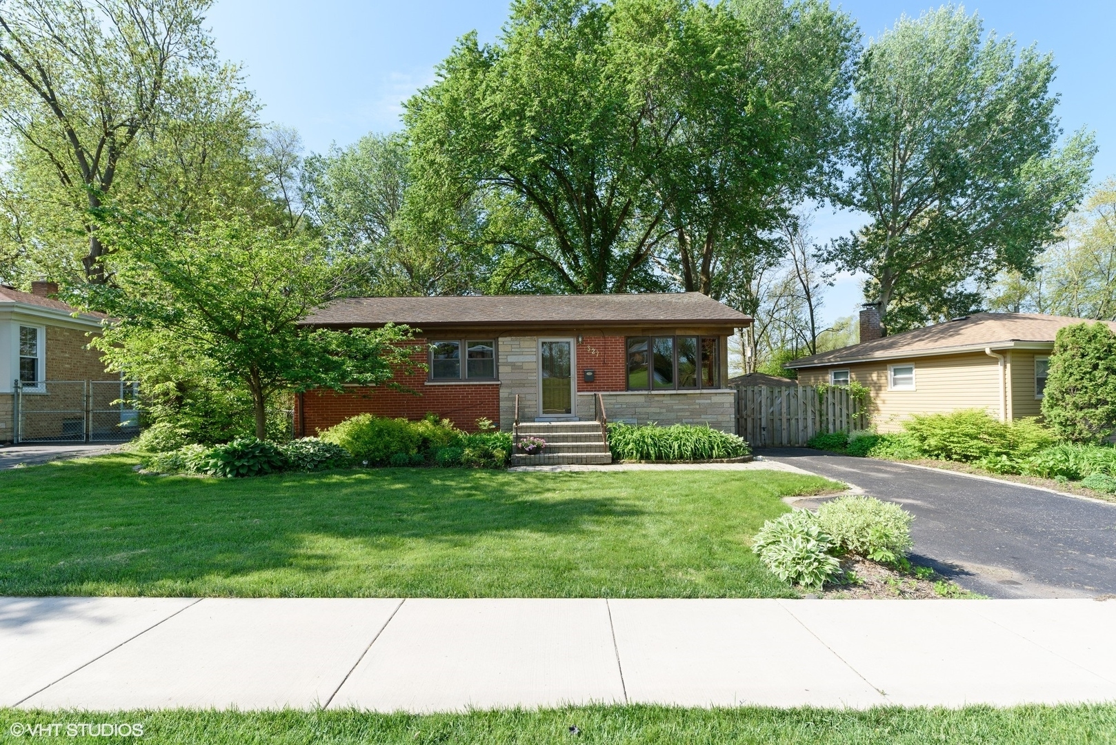 Property Photo:  327 West Hawley Street  IL 60060 