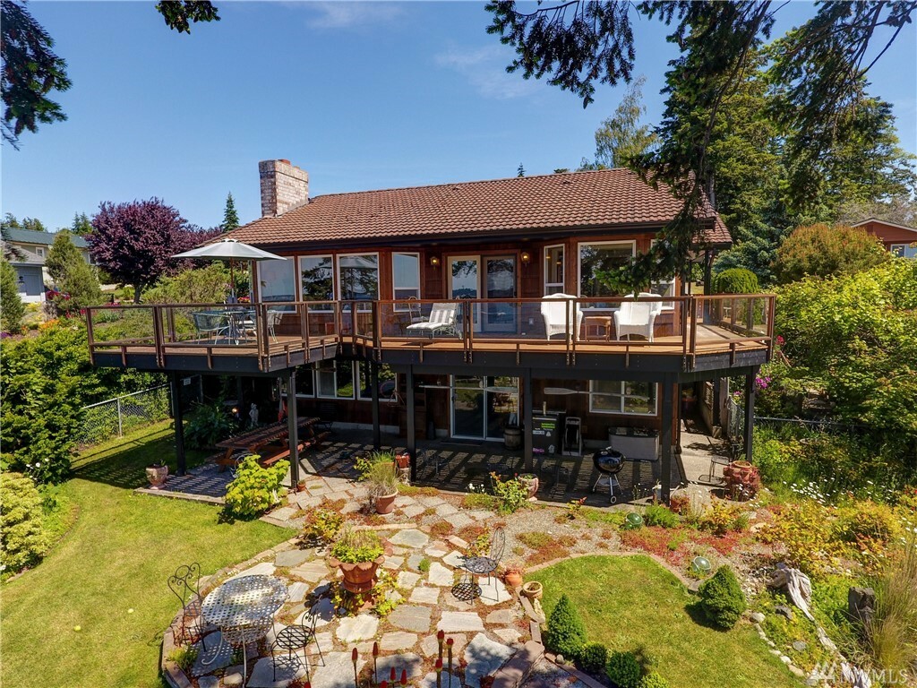 Property Photo:  812 Sundown Lane  WA 98282 