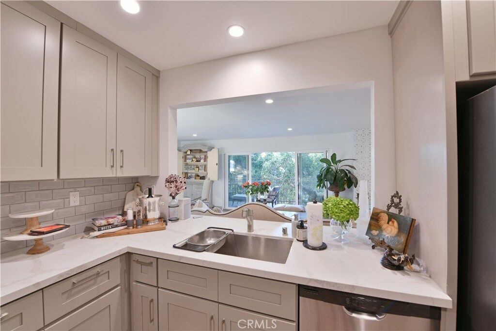 Property Photo: 1408 Barry Avenue 205 CA 90025