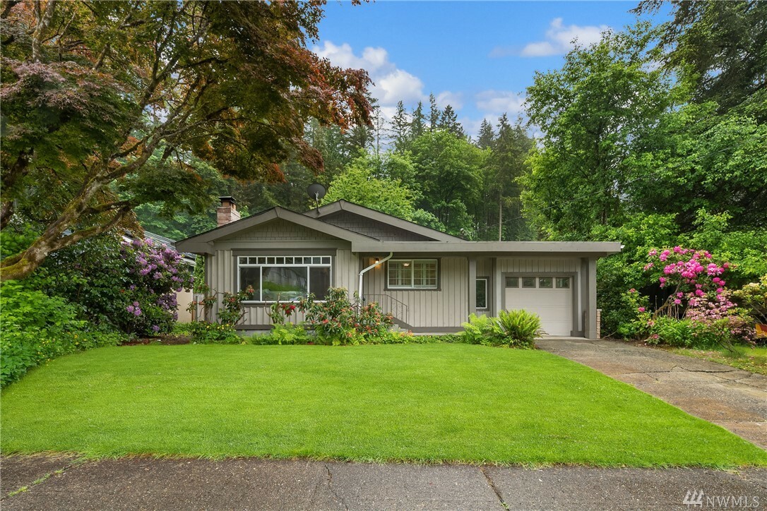 Property Photo:  555 SE Bush Street  WA 98027 