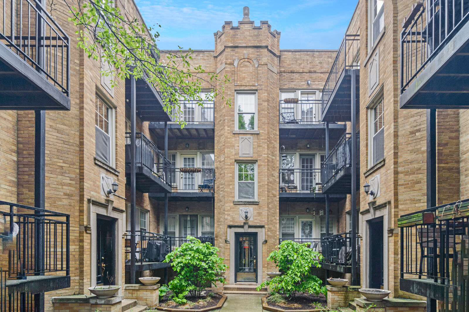 Property Photo:  2241 North Lincoln Avenue 3A  IL 60614 