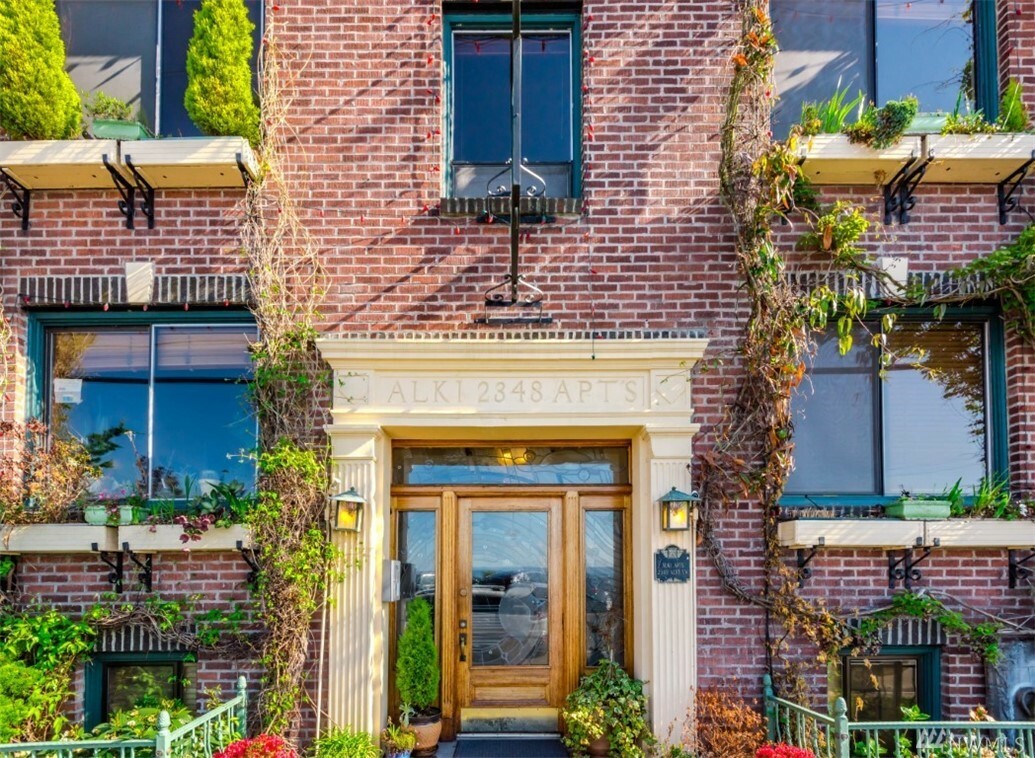 Property Photo: 2348 Alki Ave SW 203 WA 98116