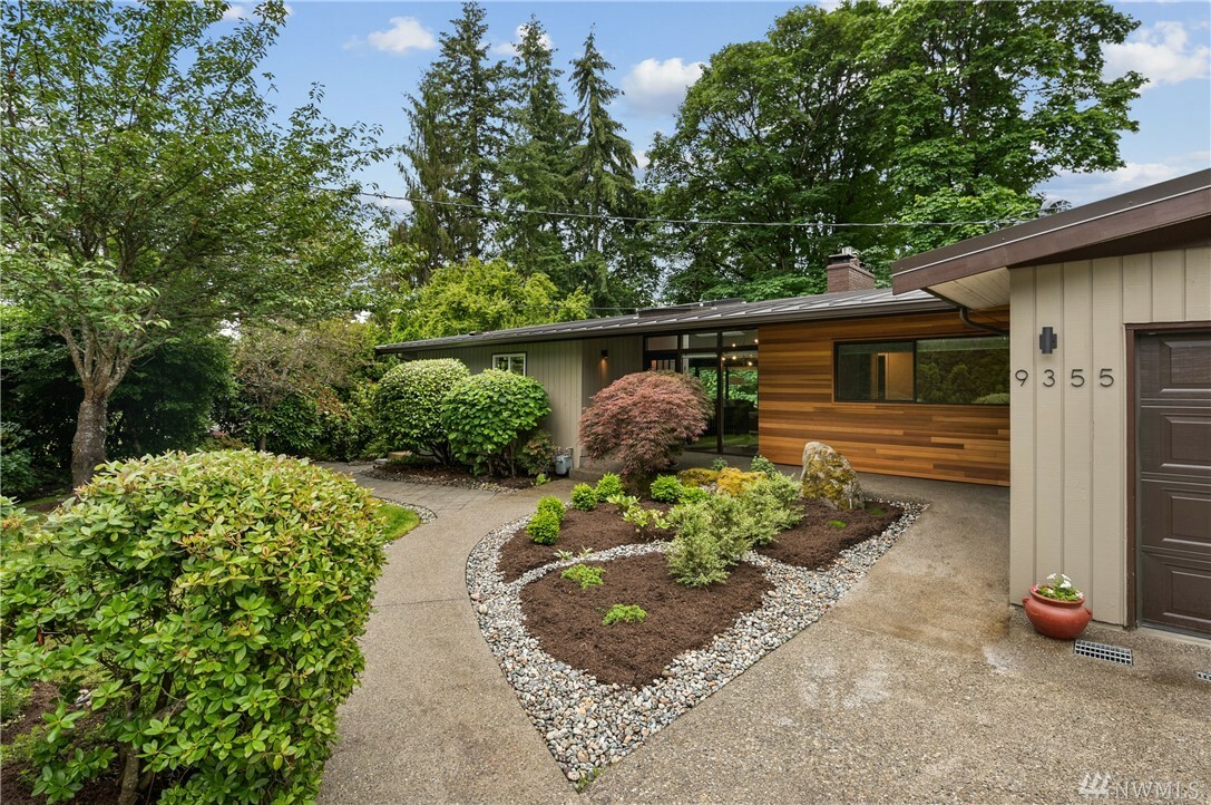 Property Photo:  9355 SE 68th St  WA 98040 