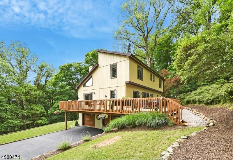 Property Photo: 4 Driftway Dr NJ 08829