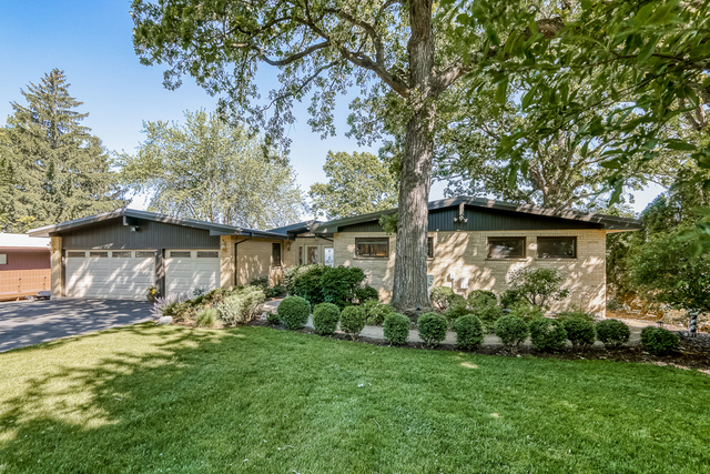 Property Photo: 240 Lippincott Lane IL 60020