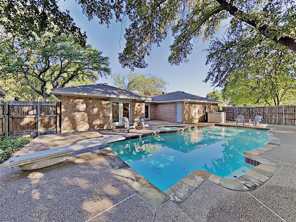Property Photo: 1602 Park Ridge Terrace TX 76012
