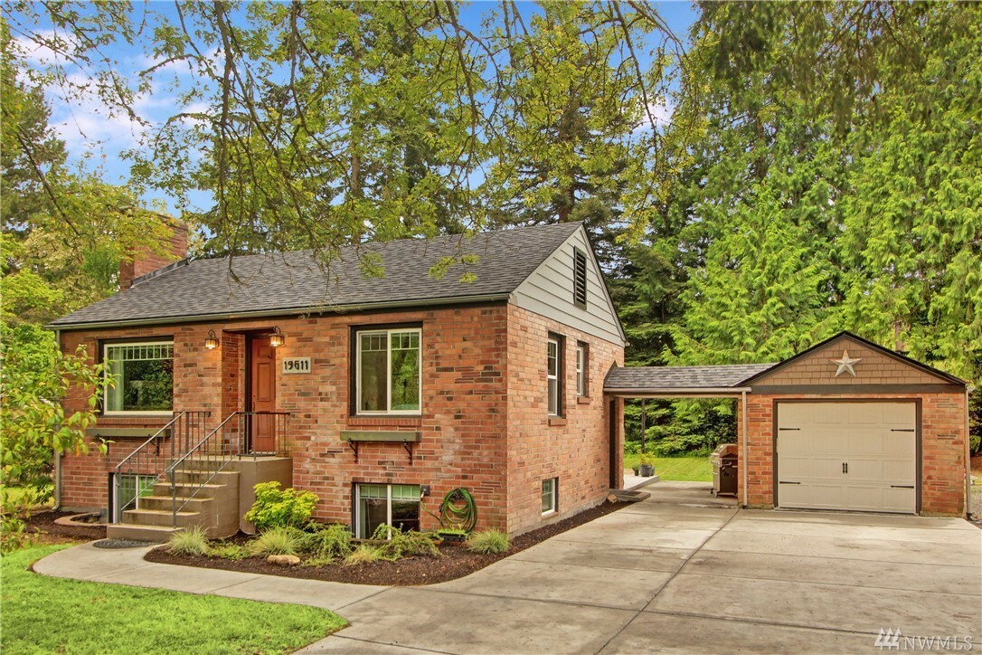 Property Photo:  19611 Forest Park Dr NE  WA 98155 