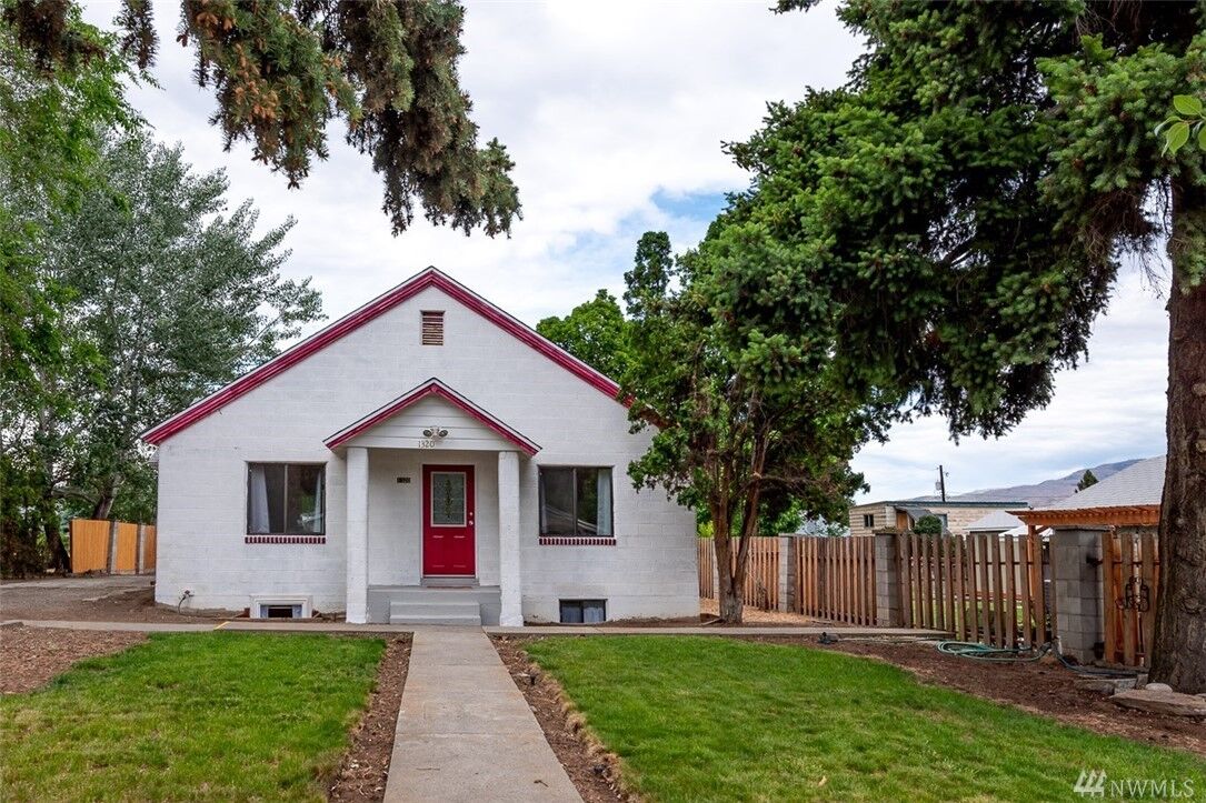 Property Photo:  1320  9 Street  WA 98801 