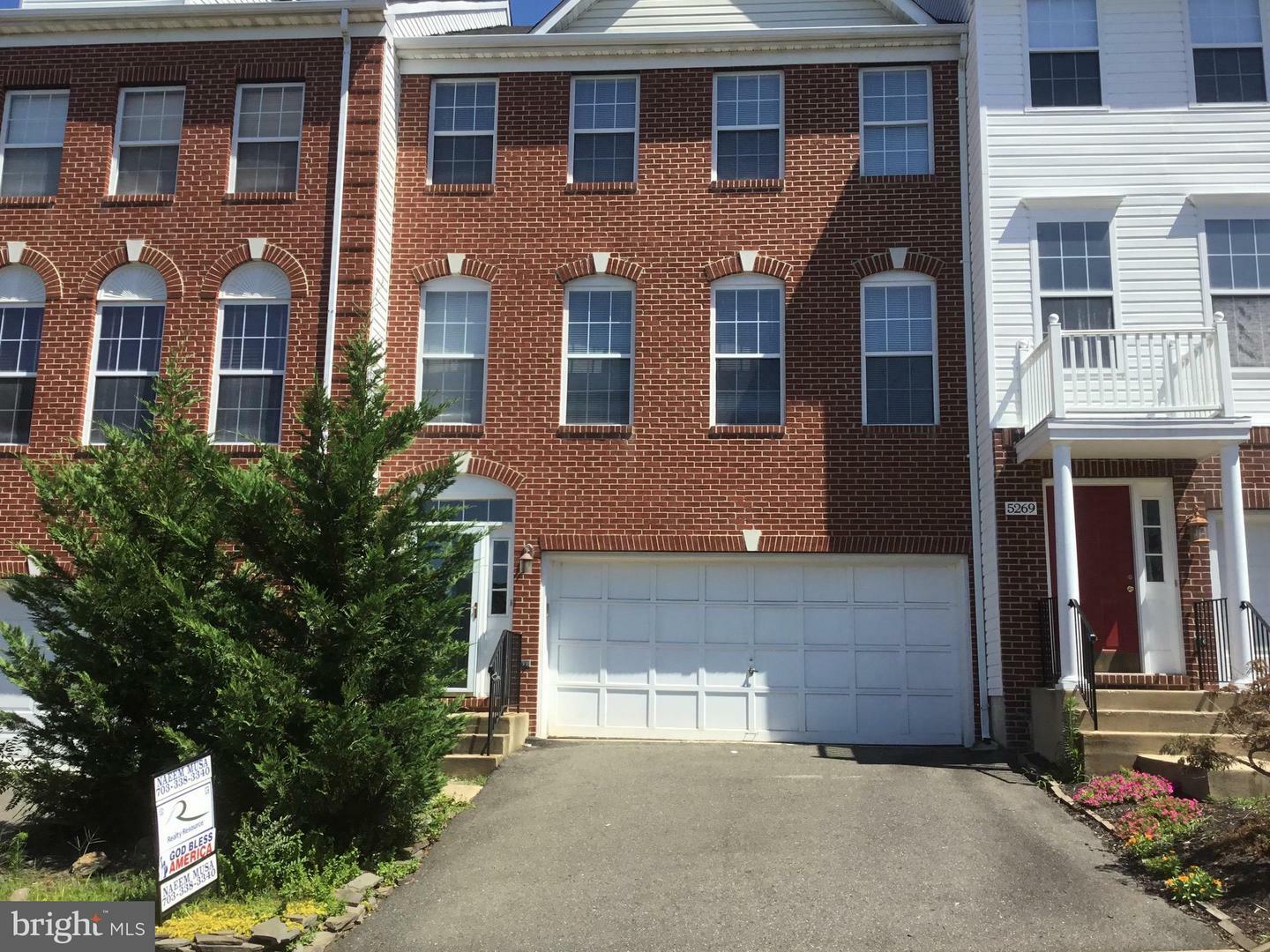 Property Photo: 5271 Ballycastle Circle E VA 22315