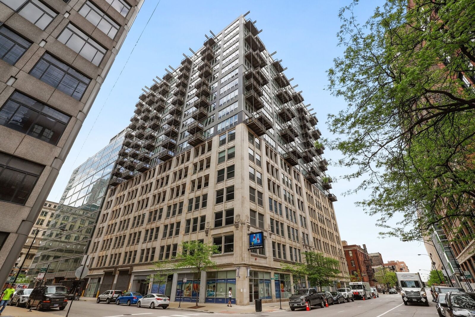 Property Photo: 565 W Quincy Street 809 IL 60661