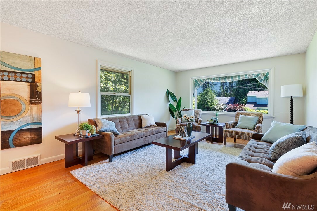 Property Photo: 326 N 137th WA 98133