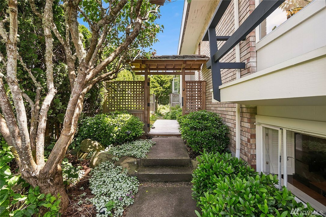 Property Photo: 3220 Arapahoe Place W WA 98199