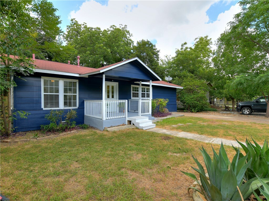 Property Photo:  957 Sycamore Street  TX 78666 