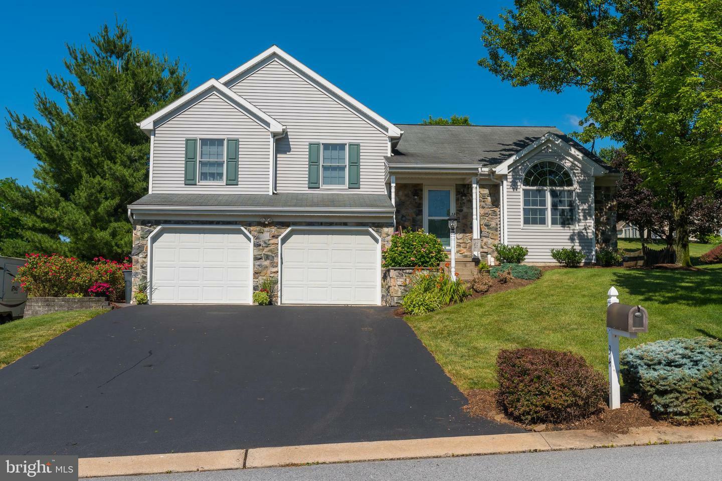 Property Photo:  34 Shefford Drive  PA 17022 