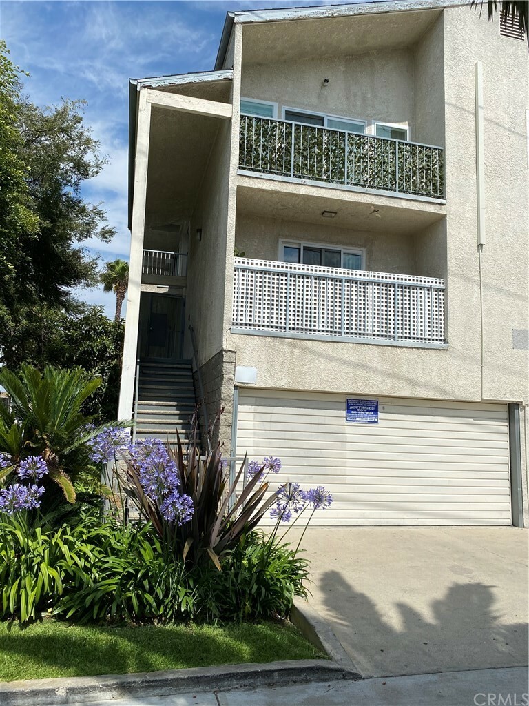 Property Photo:  601 S Grevillea Avenue 3  CA 90301 