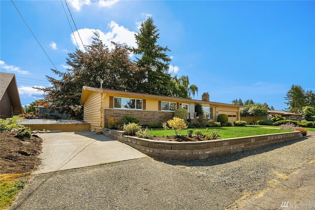 Property Photo:  1022 Lynnwood Ave NE  WA 98056 