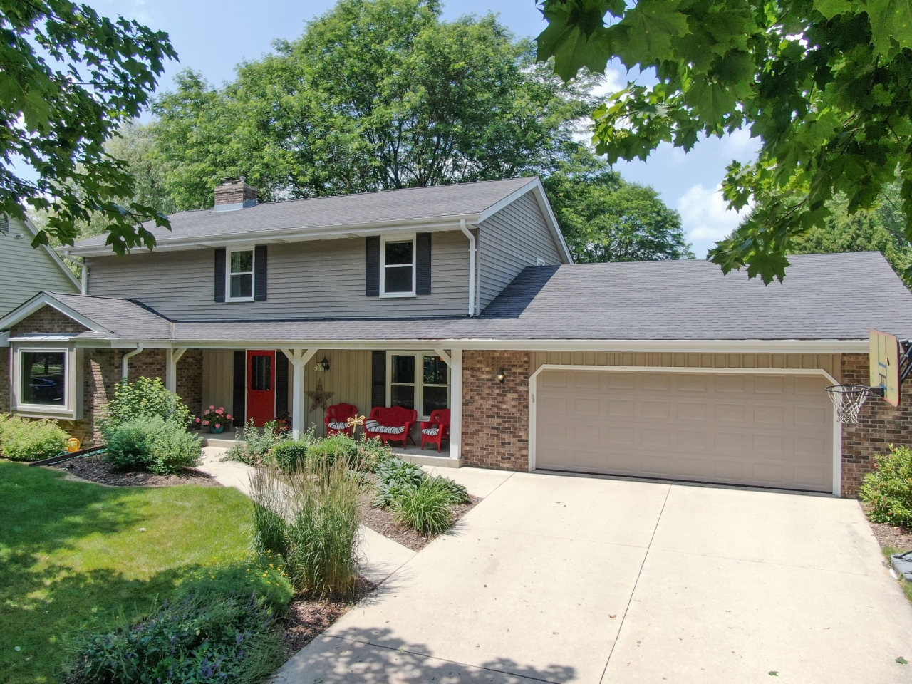 Property Photo:  W73n1039 Poplar Ave  WI 53012 