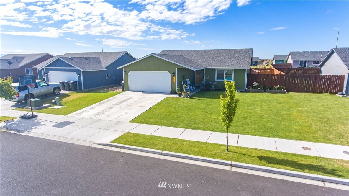 Property Photo:  1309 W Electra Street  WA 98837 