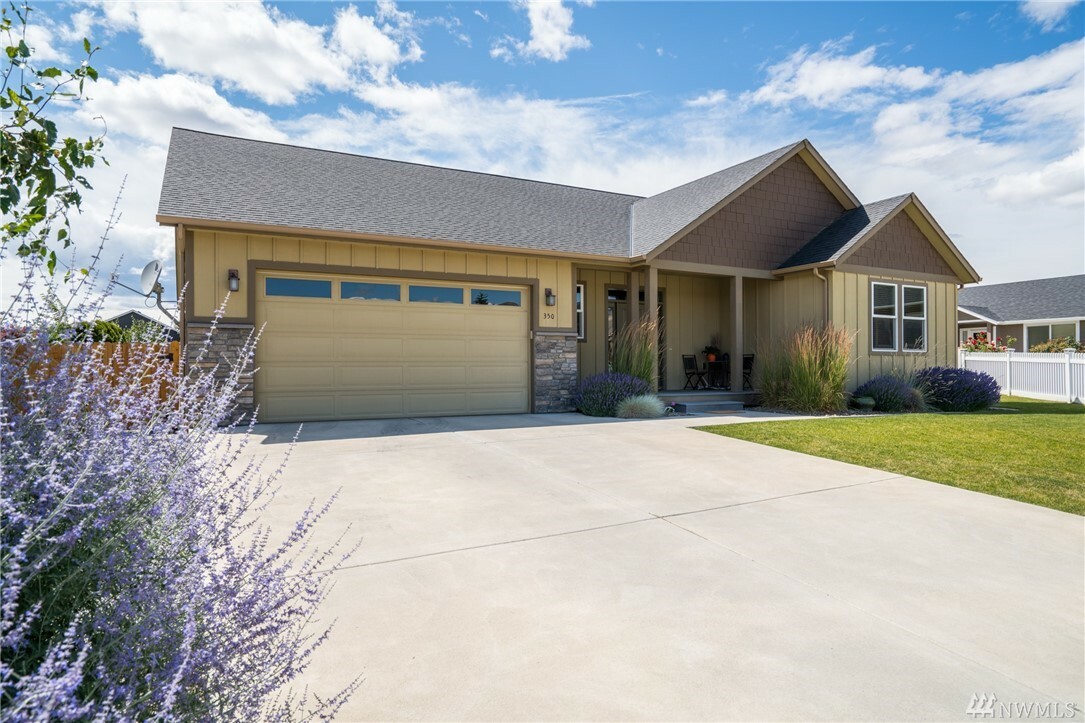 Property Photo: 350 N Newark Ave WA 98802