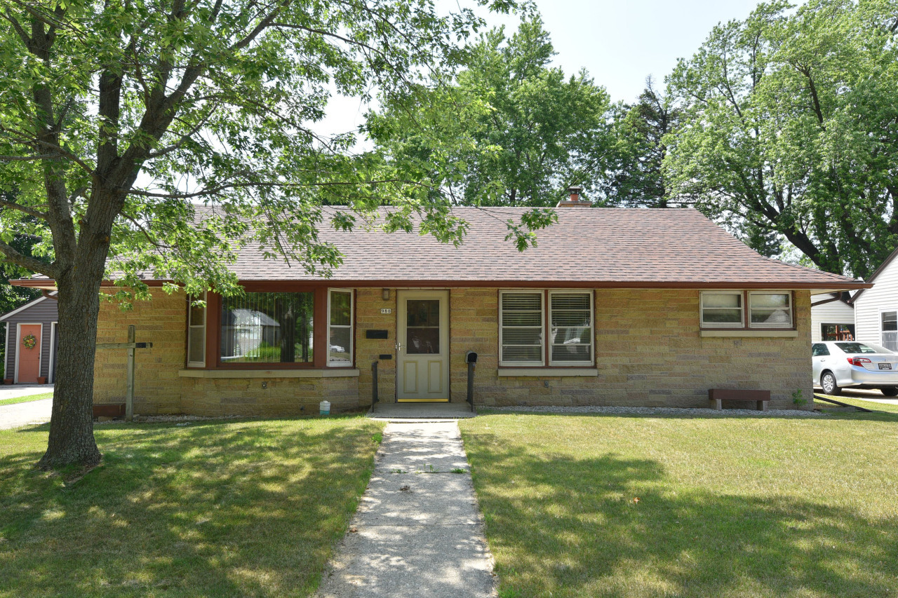 Property Photo:  980 Lincoln Dr W  WI 53095 