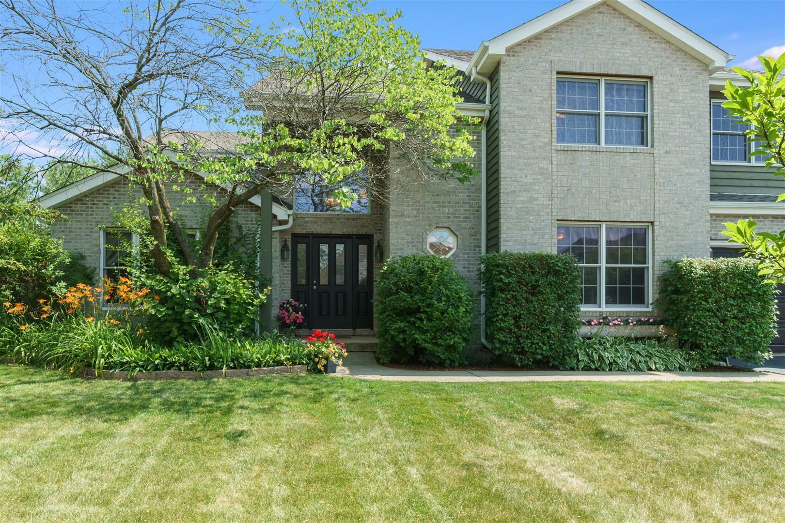 Property Photo:  733 Queens Gate Circle  IL 60554 
