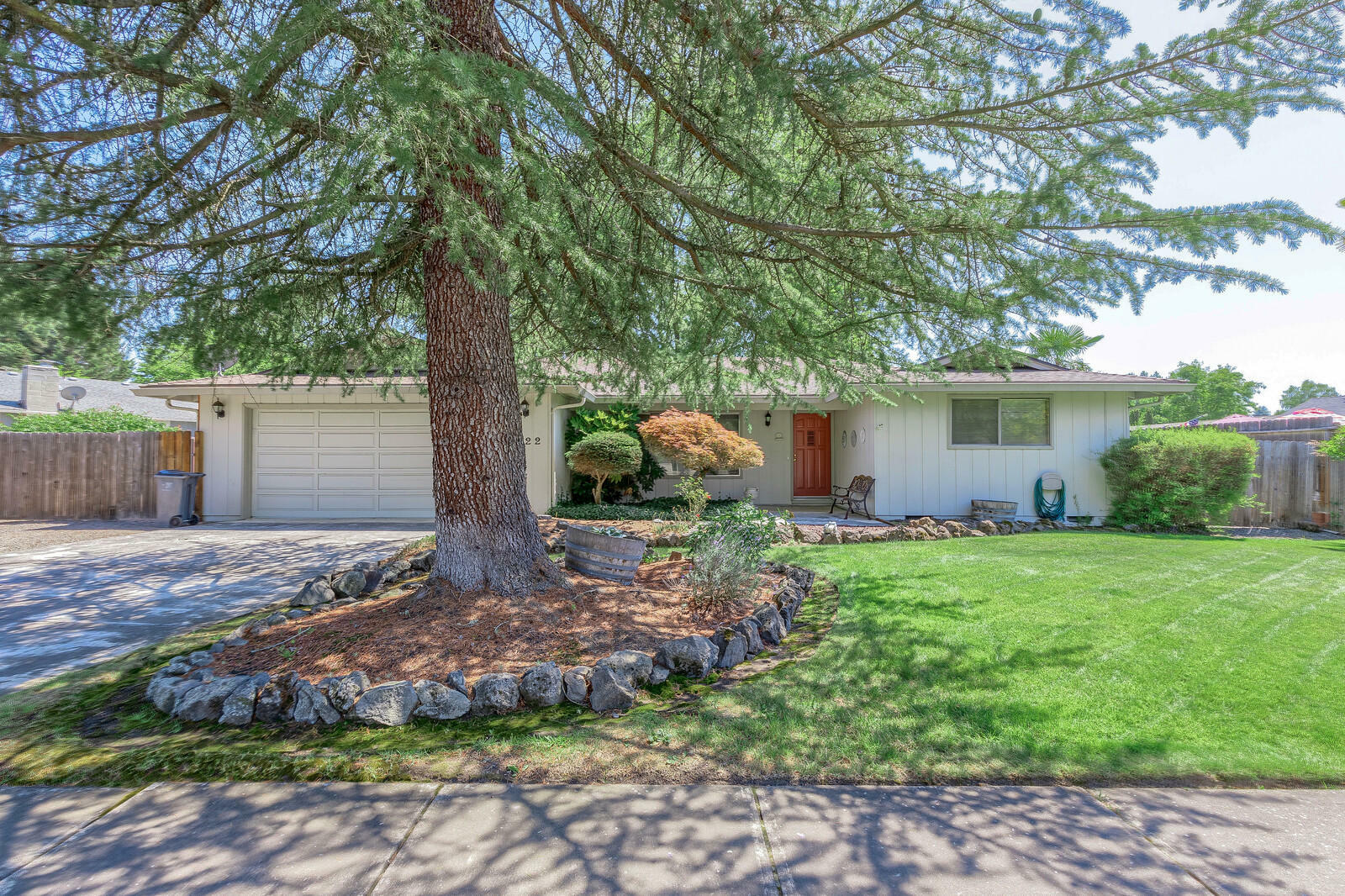 Property Photo:  2722 Rosewood Street  OR 97504 