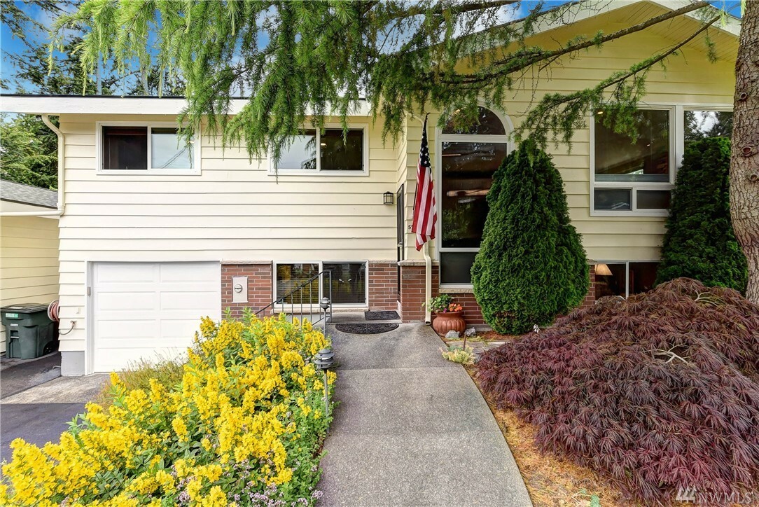 Property Photo:  5712 157th Place SW  WA 98026 