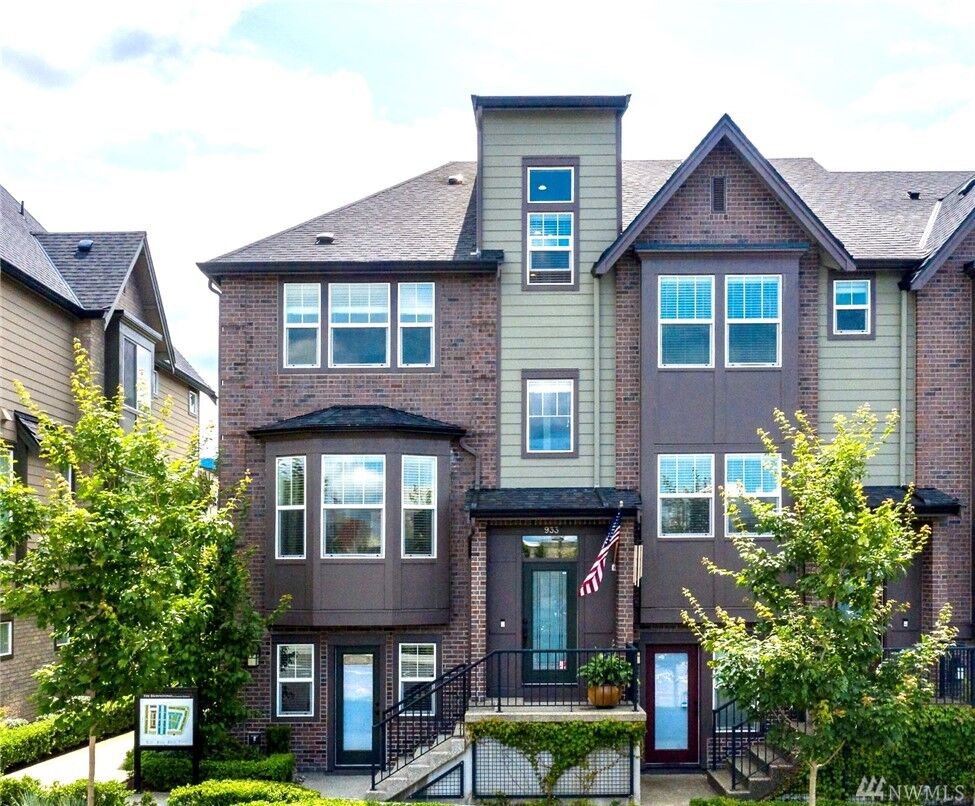 Property Photo:  933 NE Ellis Drive  WA 98029 