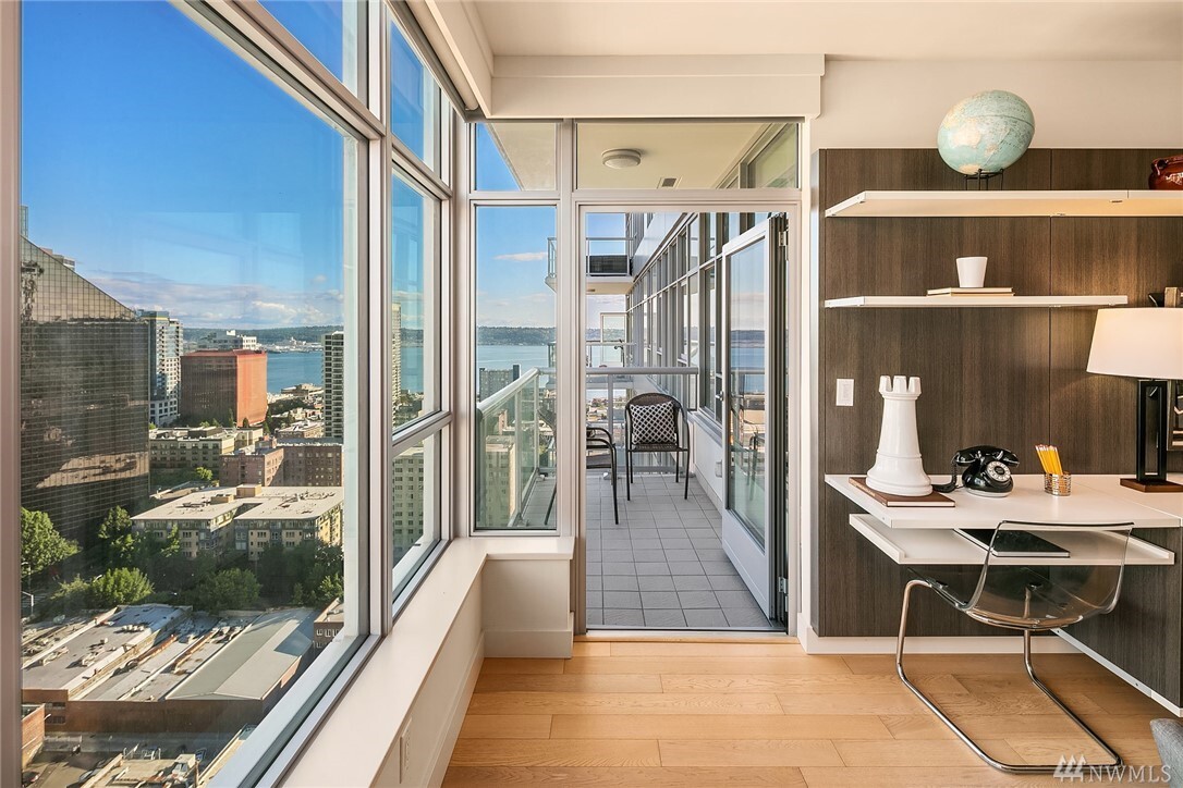 Property Photo: 588 Bell Street 2605S WA 98121